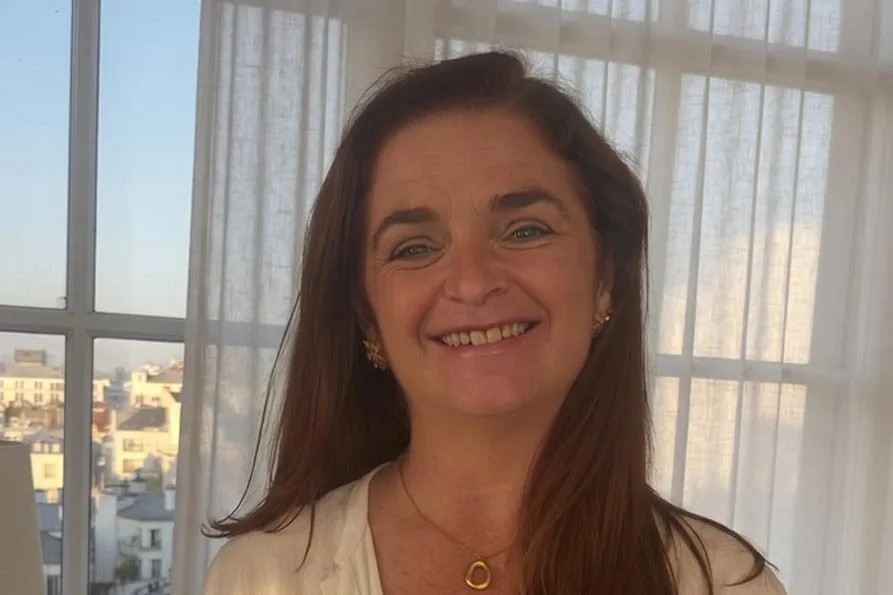 Retrato de Diana Trincão, criadora do Método Estabilizar™, num ambiente acolhedor e natural